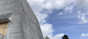 Bilete av bygget på Aasentunet i Ørsta. Skrifta Ivar Aasen står på veggen.