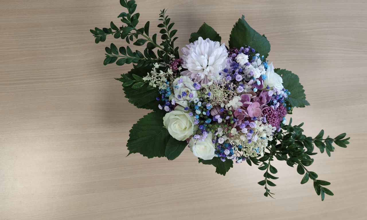 Bilete av ein blomsterdekorasjon laga av ein elev på frisør, blomster, interiør og eksponeringsdesign